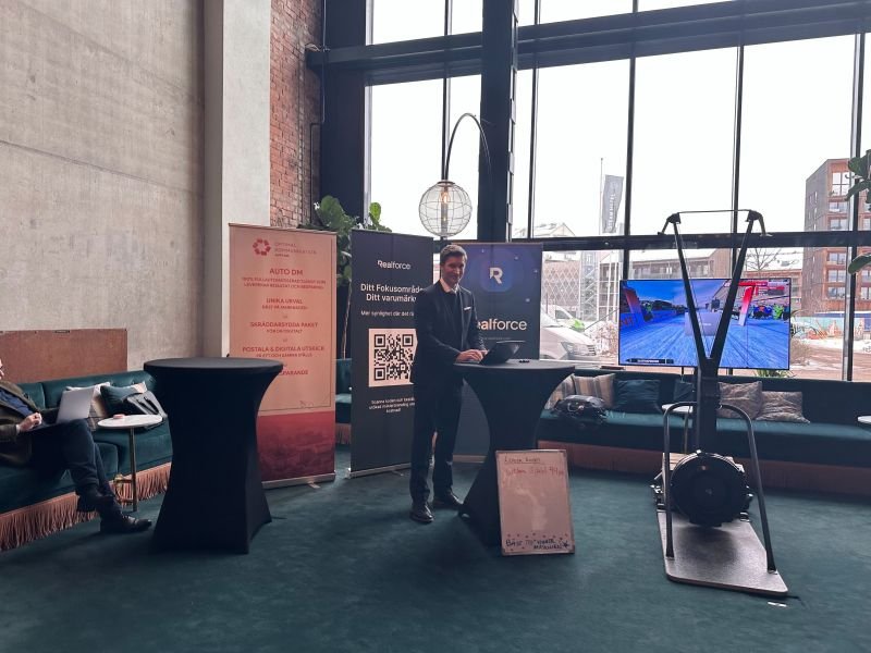 Realforce-standen med skisimulator på en bransjekonferanse